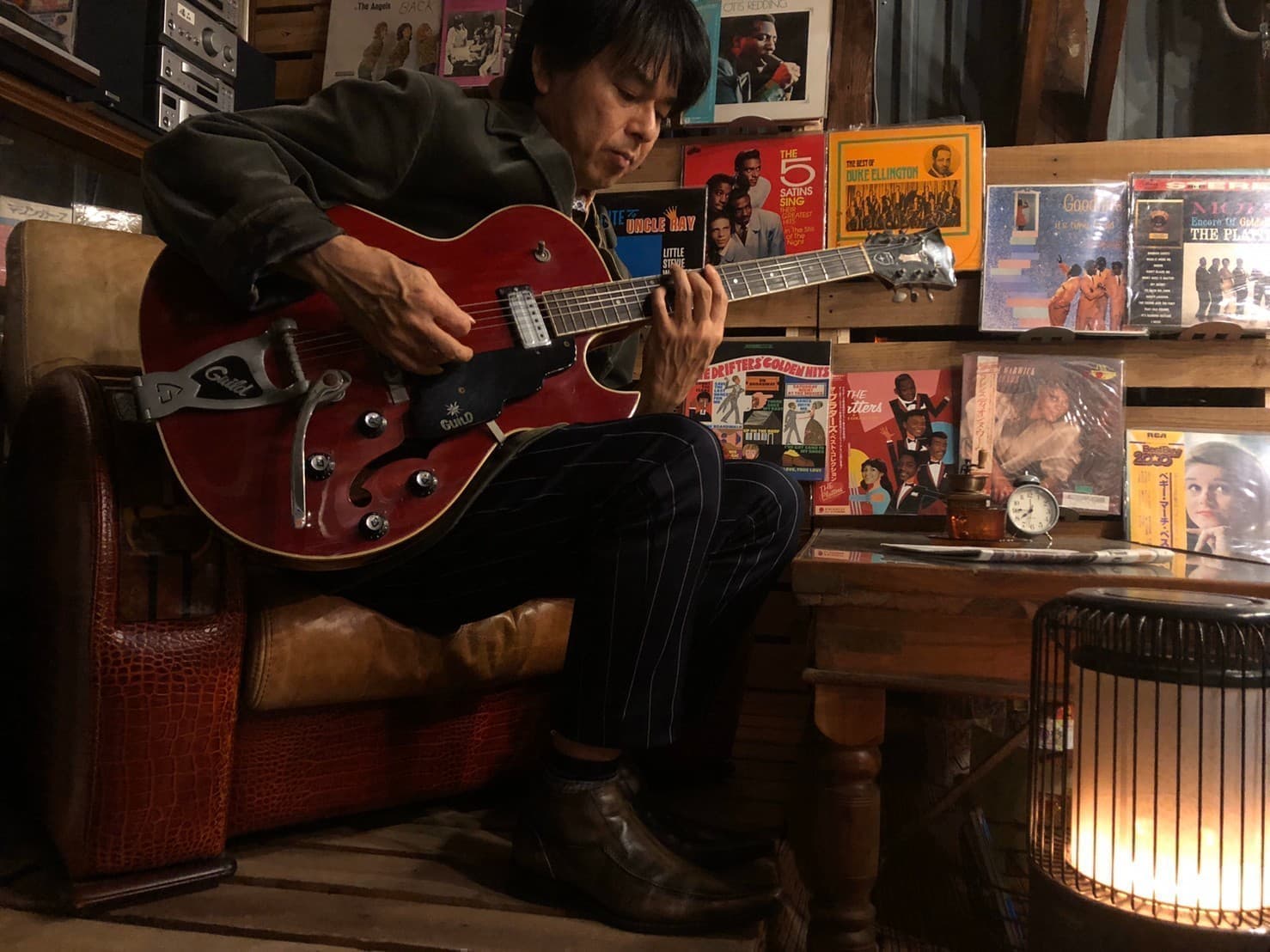 グレコのエレキギターを弾くいち山中