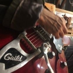 グレコのエレキギターと右手